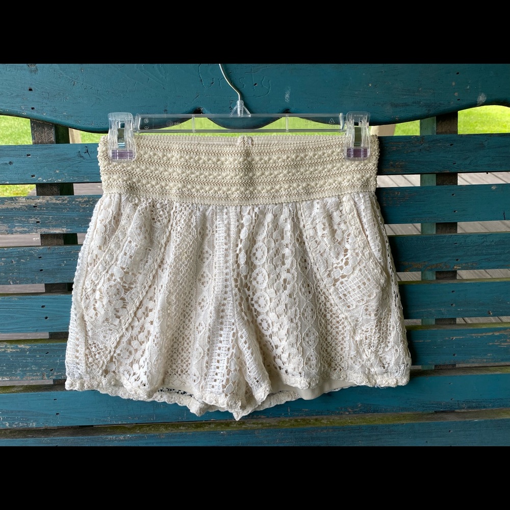 Medium Alt B cream elastic waist lace shorts